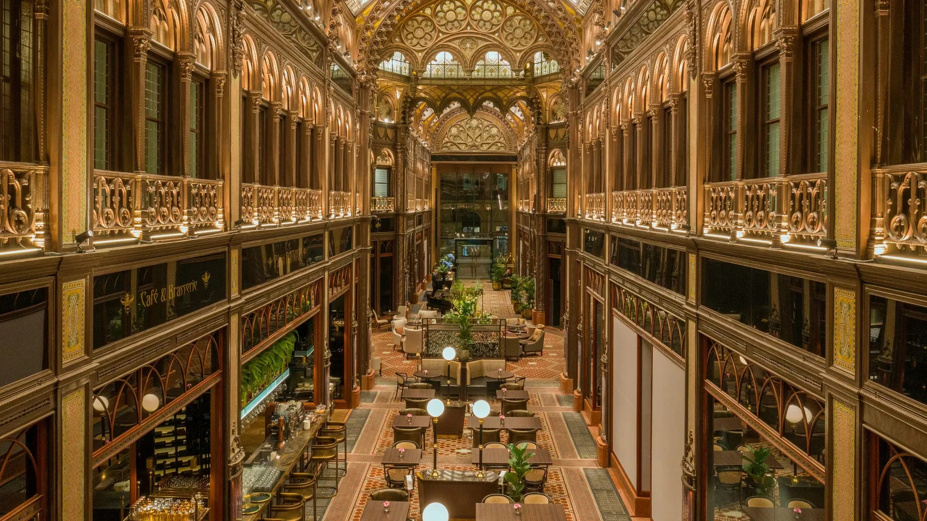 Instantánea de la impresionante galería comercial donde se encuentra el hotel