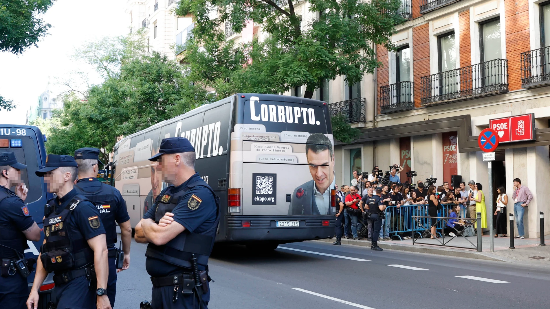 MADRID, 05/07/2025.- Un autobús de Hazte Oír frente a la puerta de la sede del PSOE en la calle Ferraz, donde aguardan miembros de la prensa con motivo de la celebración del Comité Federal del PSOE. EFE/ Javier Lizón