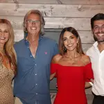 Paula Echevarría con vestido rojo en el cumpleaños de 'Poty'.
