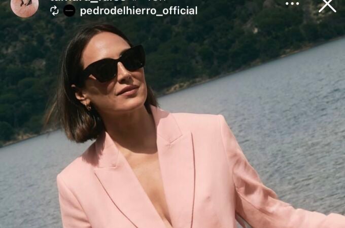 Tamara Falcó con traje rosa empolvado.