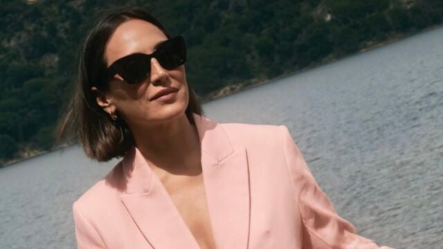 Tamara Falcó con traje rosa empolvado.