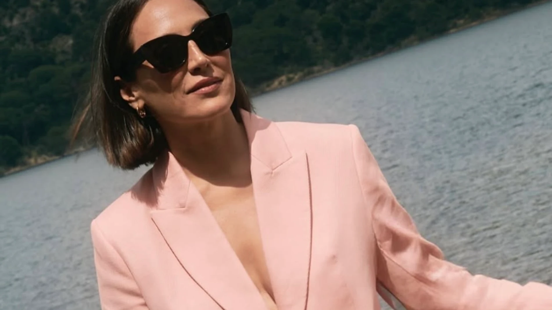 Tamara Falcó con traje rosa empolvado.