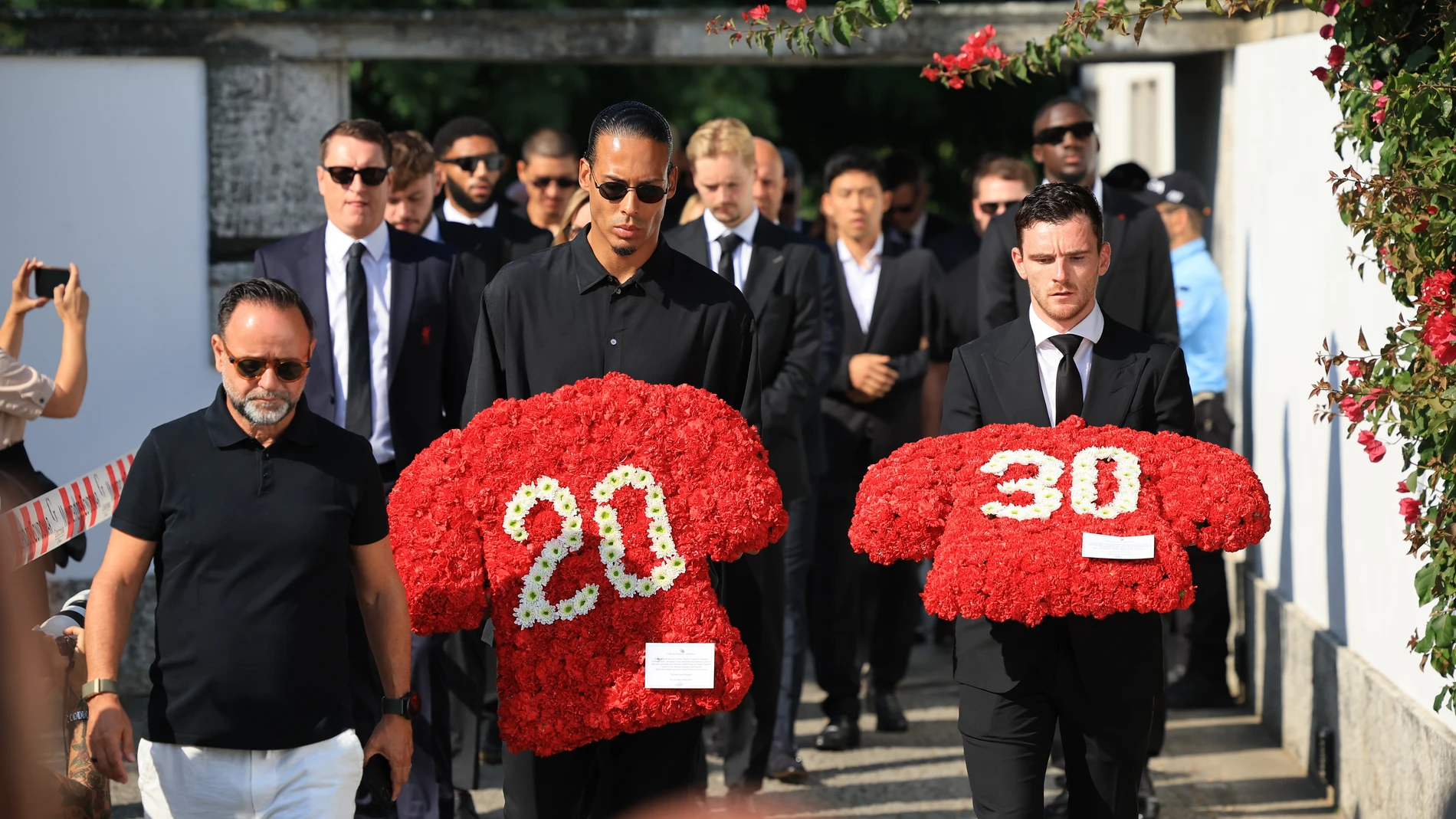 FOTODELDÍA GONDOMAR (PORTUGAL), 05/07/2025.- Los jugadores del Liverpool Virgil van Dijk (c) y Andrew Robertson (d) llevan ofrendas florales en el funeral del jugador de fútbol portugués Diogo Jota y su hermano Andre Silva, en Gondomar, Portugal, este sábado. Jota y su hermano murieron en un accidente de tráfico en España el 3 de julio de 2025. EFE/Estela Silva