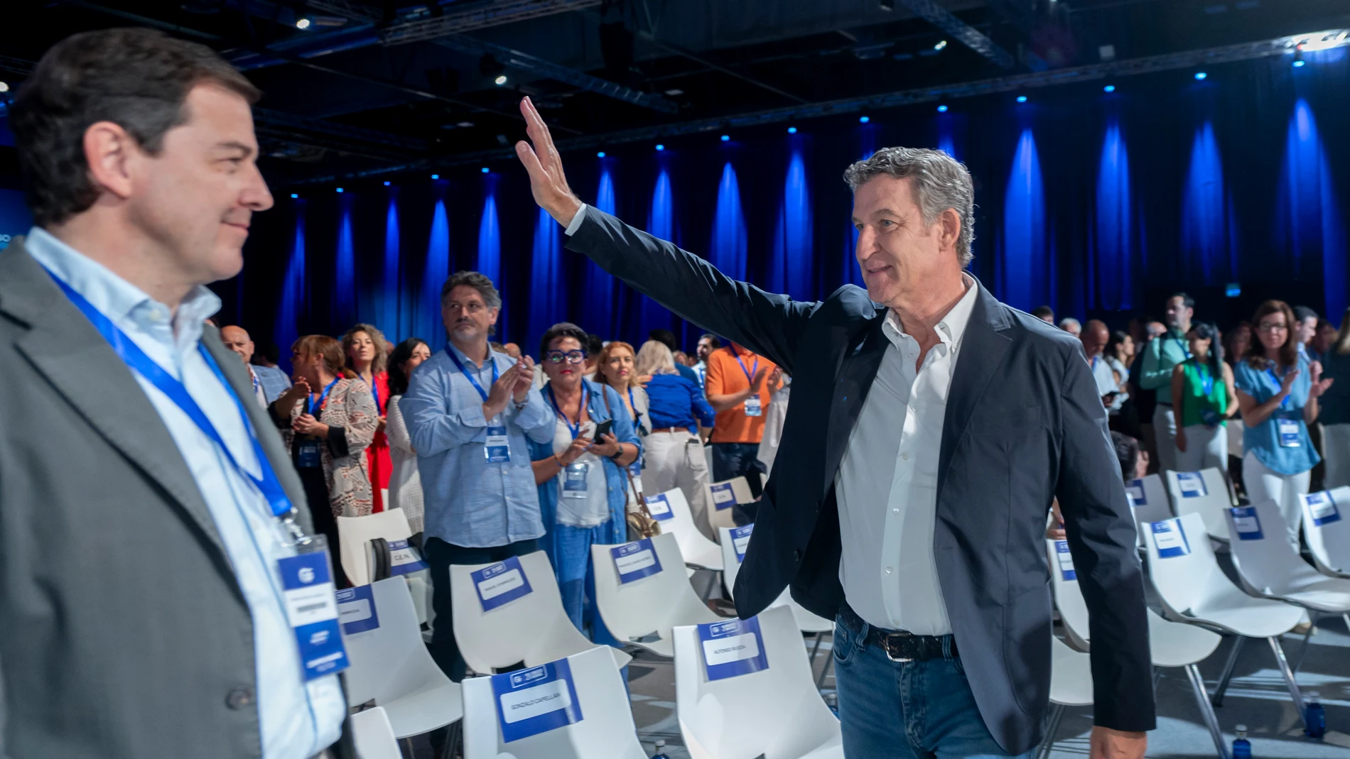 El presidente del PP, Alberto Núñez Feijóo (d), y el presidente de la Junta de Castilla y León, Alfonso Fernández Mañueco (i), durante la segunda jornada del XXI Congreso Nacional del Partido Popular, a 5 de julio de 2025, en Madrid (España). Con el lema ‘Toma partido por España’, XXI Congreso del PP, celebrado en Madrid del 4 al 6 de julio de 2025, busca reforzar el liderazgo de Alberto Núñez Feijóo, único candidato a la Presidencia del PP, renovar la dirección y la estrategia del partido, a...