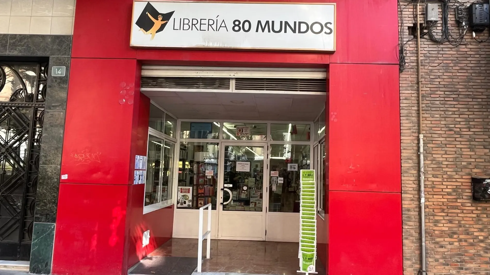 Entrada de la librería 80 Mundos de Alicante
