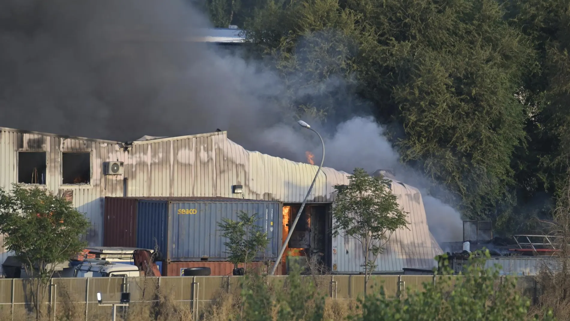 MADRID.-Sucesos.- El bombero herido en el incendio en una nave de Azuqueca está ingresado en Getafe para su valoración
