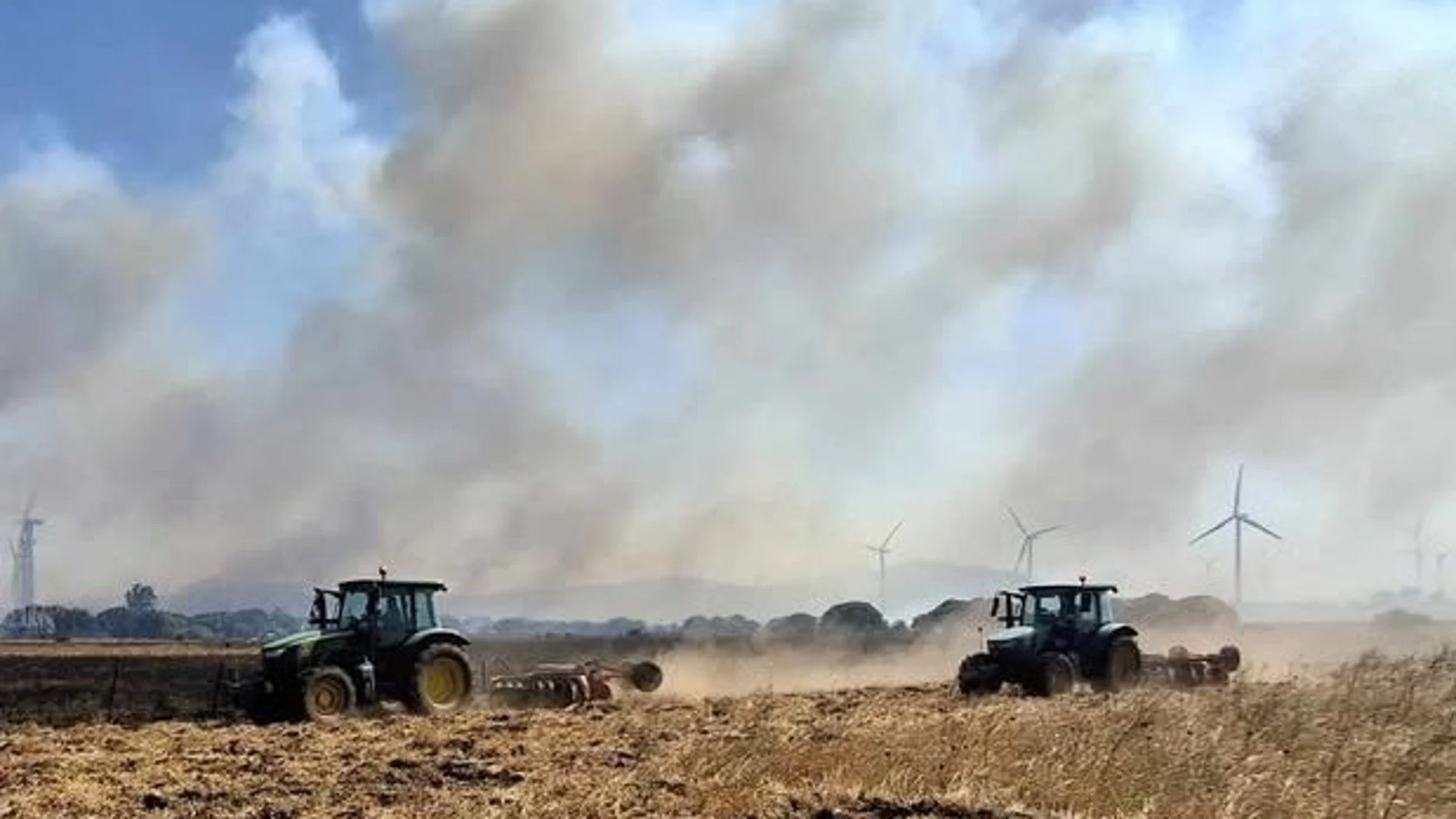 El incendio de Fancinas, en Tarifa, sigue activo pero estabilizado