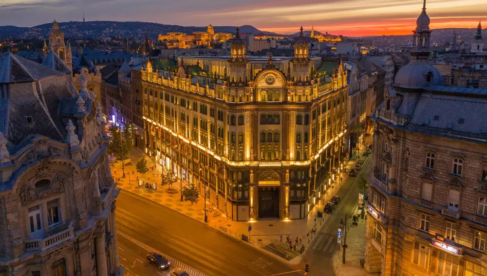 Espectacular panorámica del edificio perfectamente iluminado al anochecer