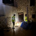 Bomberos achicando agua en una vivienda de Peñafiel(Valladolid) tras la tromba de agua que sufrió este viernes