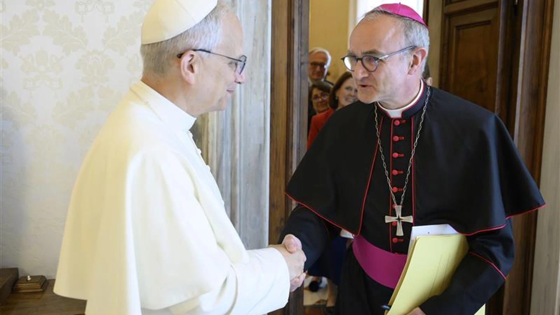 CIUDAD DEL VATICANO (VATICANO), 05/07/2025.- El papa León XIV saluda este sábado, al nuevo presidente de la Pontificia Comisión para la Protección de los Menores, el arzobispo francés Thibault Verny, en Ciudad del Vaticano. El papa León XIV nombró este sábado al arzobispo de Chambéry, Thibault Verny, presidente de la Pontificia Comisión para la Protección de los Menores dedicada a la lucha contra los abusos en el seno de la Iglesia, informó la Santa Sede. "Me siento honrado por la confianza q...