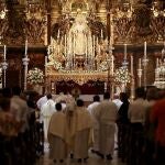 La Virgen del Rocío de la hermandad de La Redención, en el Altar Mayor del Salvador.