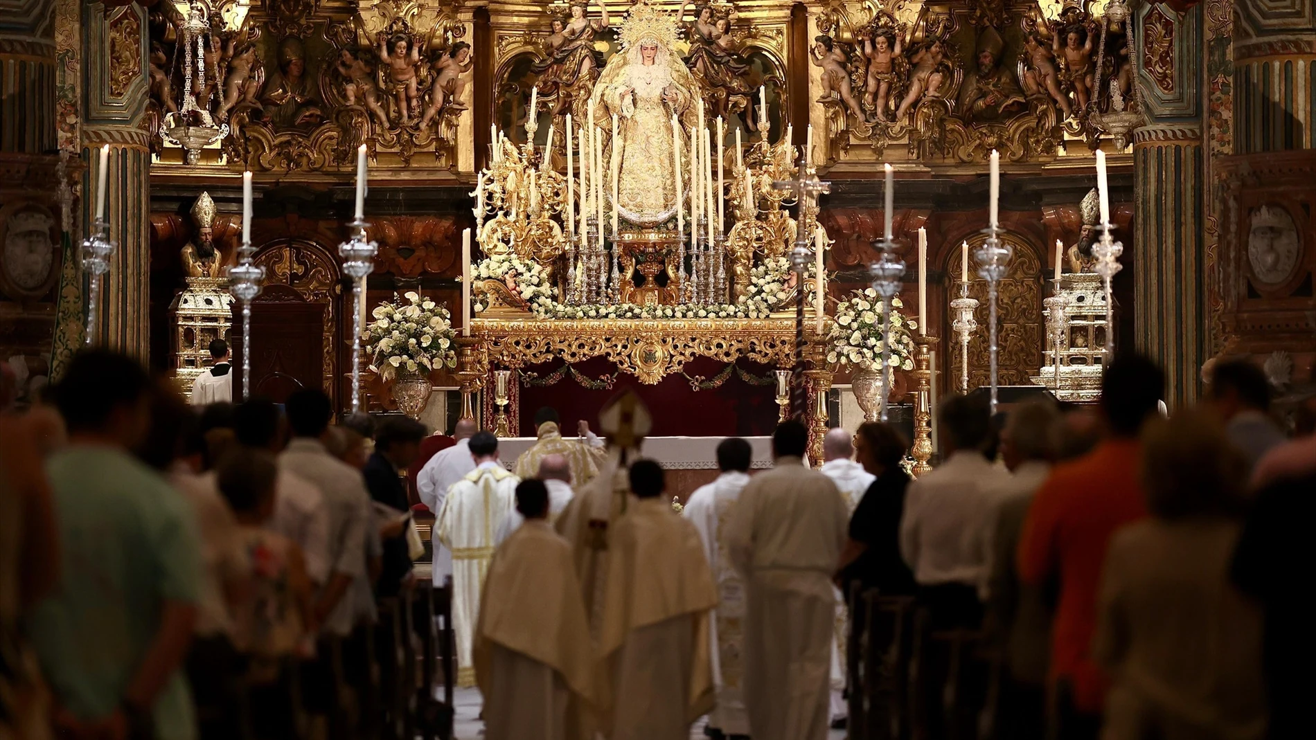 La Virgen del Rocío de la hermandad de La Redención, en el Altar Mayor del Salvador.