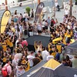 El vehículo se ha exhibido en el Muelle Uno del Puerto de Málaga, despertando el interés y la curiosidad de los viandantes