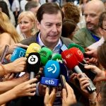 Mañueco atiende a la prensa antes del comienzo de la jornada en el 21 Congreso Nacional del PP