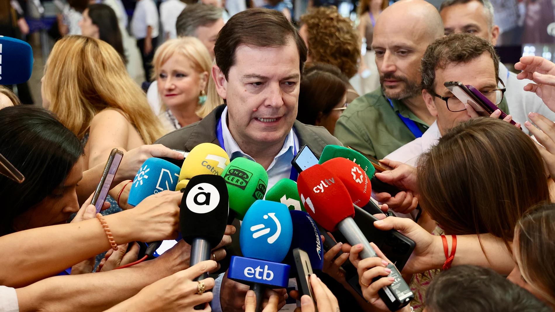Mañueco atiende a la prensa antes del comienzo de la jornada en el 21 Congreso Nacional del PP