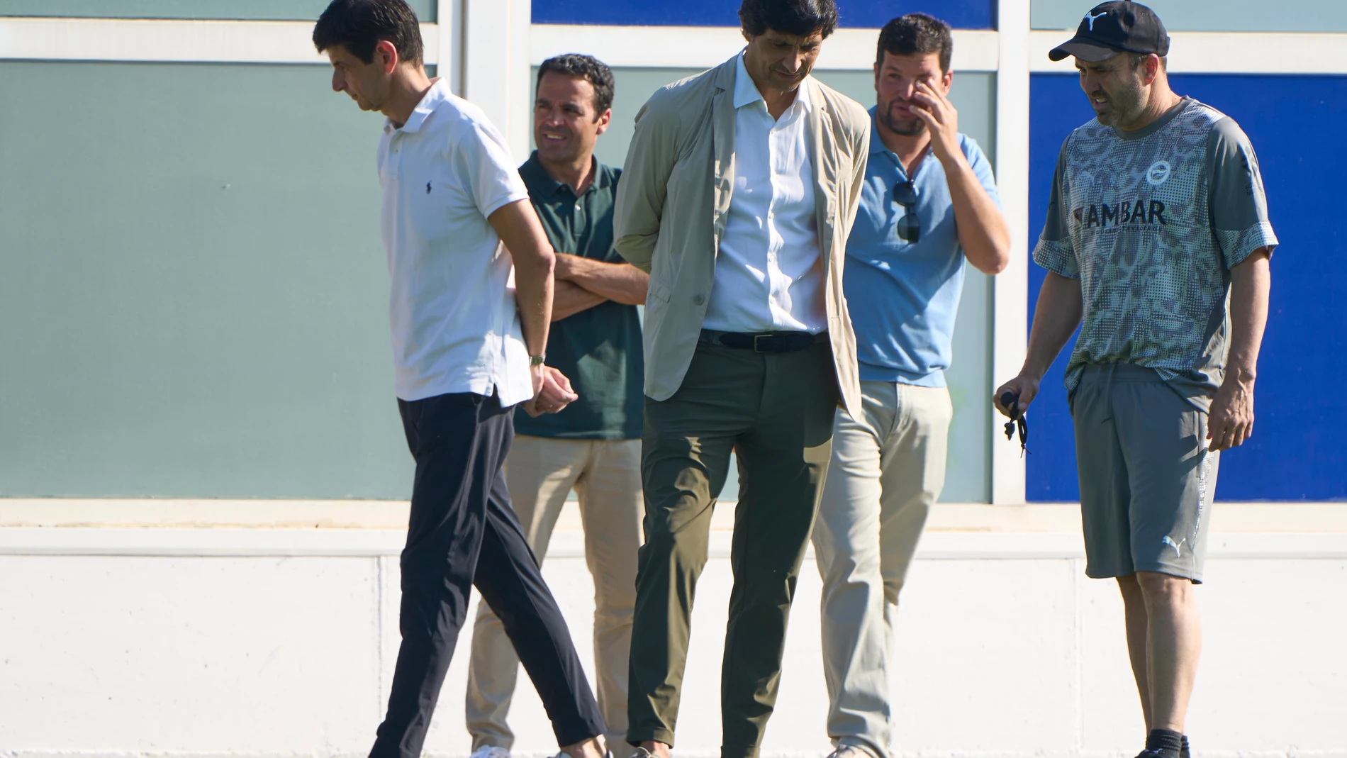 VITORIA-GASTEIZ, 05/07/2025.- El presidente del Alavés, Alfonso Fernández de Troconiz (i), junto director deportivo del equipo, Sergio Fernández (3d), conversa con el entrenador del Equipo, el 'Chacho' Coudet (d), durante un entrenamiento este sábado, en la ciudad deportiva de Ibaia (Vitoria-Gasteiz). EFE/ Adrian Ruiz Hierro