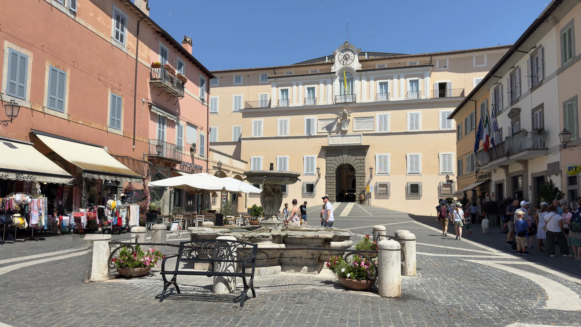 CASTEL GANDOLFO (ITALIA), 05/07/2025.- Vista este sábado del palacio pontificio de Castel Gandolfo, residencia estival de los papas durante más de dos siglos, ahora convertido en museo. El papa León XIV se trasladará este domingo a la localidad italiana de Castel Gandolfo para pasar sus vacaciones de verano, retomando una tradición interrumpida durante doce años, ya que Francisco optó en su pontificado por permanecer en el Vaticano durante el periodo estival. La llegada del pontífice a esta l...