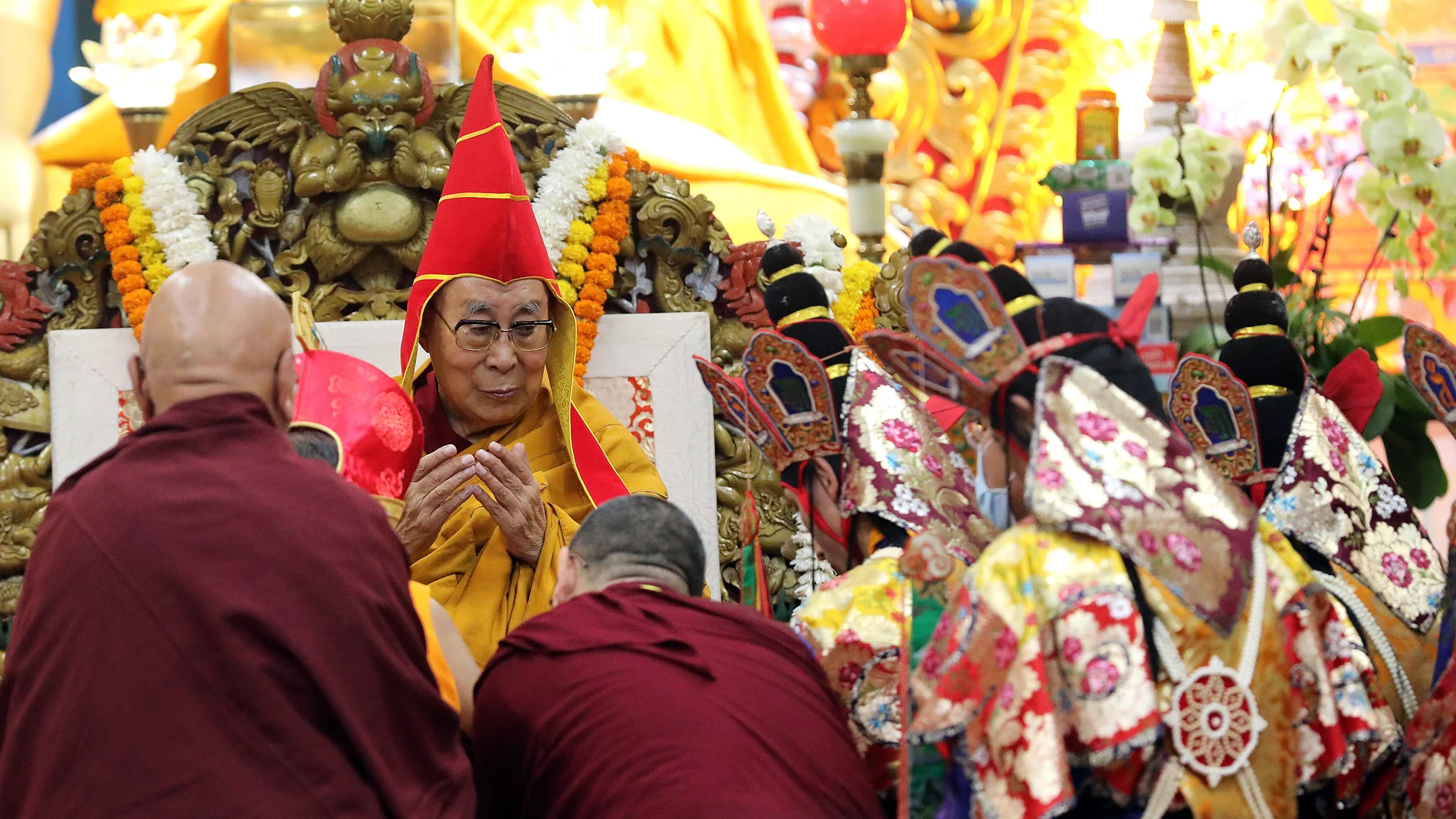 DHARAMSALA (India), 05/07/2025.- Tibetan Buddhism spiritual leader the Dalai Lama (2-L) attends a prayer ceremony for his long-life at Tibetans' main temple of Tsuglagkhang at McLeod Ganj, near Dharamsala, India, 05 July 2025. A special prayer ceremony was held for the Dalai Lama's long-life ahead of Dalai Lama's 90th birthday on 06 July. EFE/EPA/HARISH TYAGI