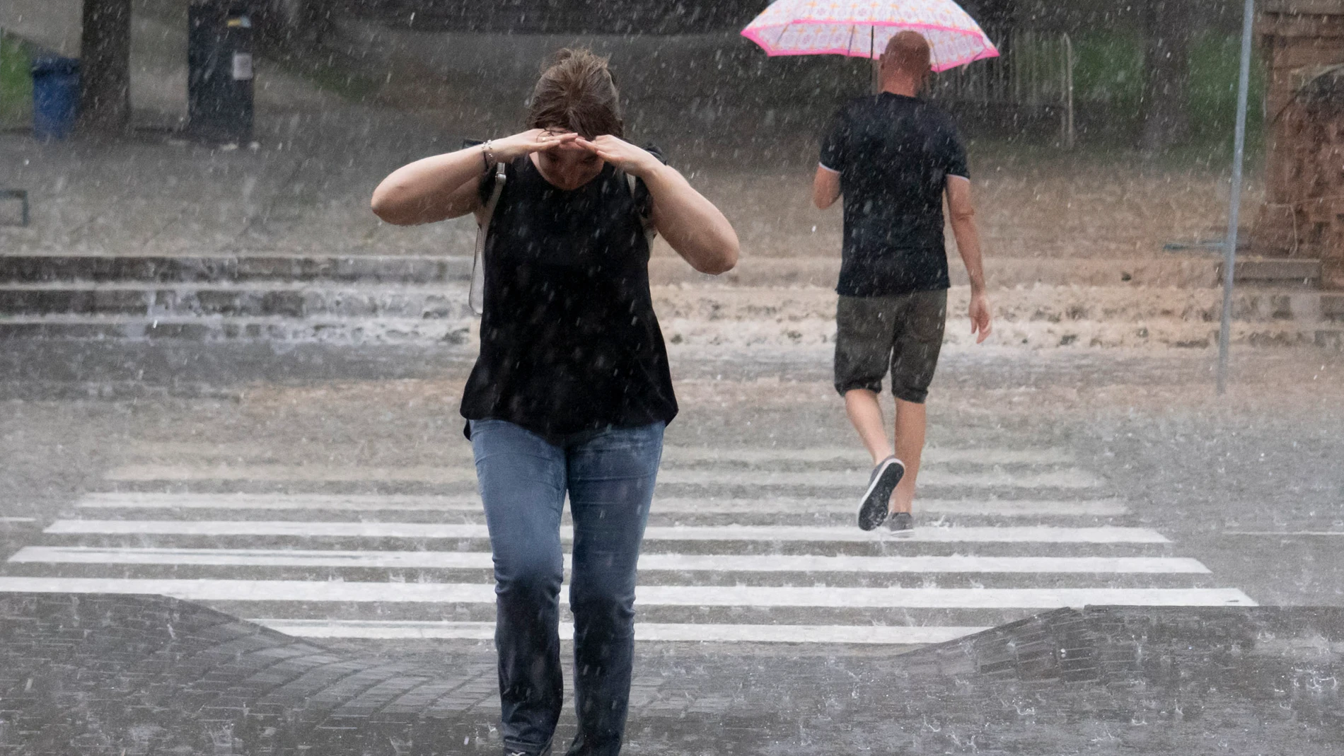 TERUEL, 05/07/2025.- Tormenta en Teruel a primera hora de la tarde de este sábado. La Agencia Estatal de Meteorología (Aemet) mantiene activada para hoy la alerta por lluvias en toda la comunidad, de nivel naranja en la provincia de Huesca, Gúdar y Maestrazgo y Albarracín y Jiloca, donde se pueden acumular precipitaciones de hasta 30 litros por metro cuadrado en una hora, y por tormentas. EFE/ Antonio García