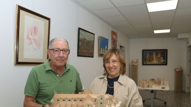  El delineante jubilado, Fernando Vaquero, ha realizado estas maquetas de papel de monumentos icónicos, están expuestas en la Asociación Española Contra el Cáncer (AECC) de Palencia y los fondos obtenidos por su venta irán íntegramente a la lucha contra el cáncer, en la imagen junto a la presidenta de la asociación, Rosa Andrés