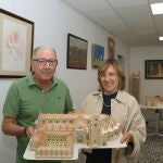  El delineante jubilado, Fernando Vaquero, ha realizado estas maquetas de papel de monumentos icónicos, están expuestas en la Asociación Española Contra el Cáncer (AECC) de Palencia y los fondos obtenidos por su venta irán íntegramente a la lucha contra el cáncer, en la imagen junto a la presidenta de la asociación, Rosa Andrés