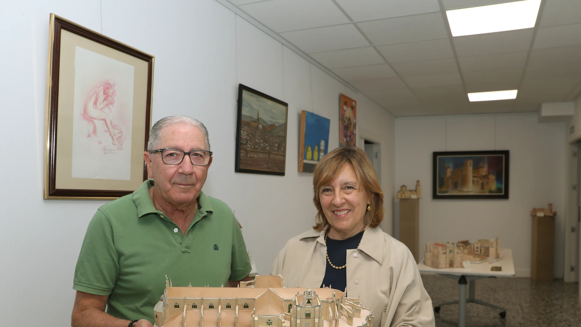 El delineante jubilado, Fernando Vaquero, ha realizado estas maquetas de papel de monumentos icónicos, están expuestas en la Asociación Española Contra el Cáncer (AECC) de Palencia y los fondos obtenidos por su venta irán íntegramente a la lucha contra el cáncer, en la imagen junto a la presidenta de la asociación, Rosa Andrés