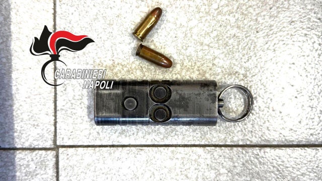 Confiscan en Nápoles una inédita 'pistola-llavero' capaz de disparar hasta dos balas