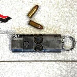 Confiscan en Nápoles una inédita 'pistola-llavero' capaz de disparar hasta dos balas