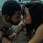 La química entre Donald Glover y Maya Erskine es brutal