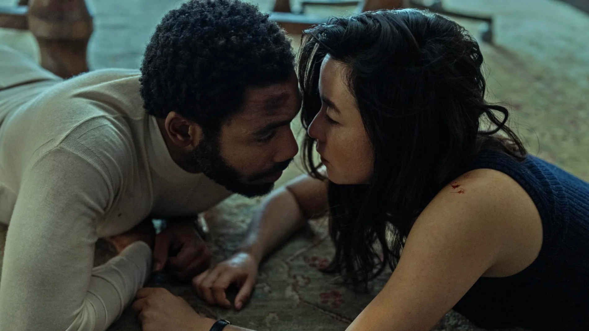 La química entre Donald Glover y Maya Erskine es brutal