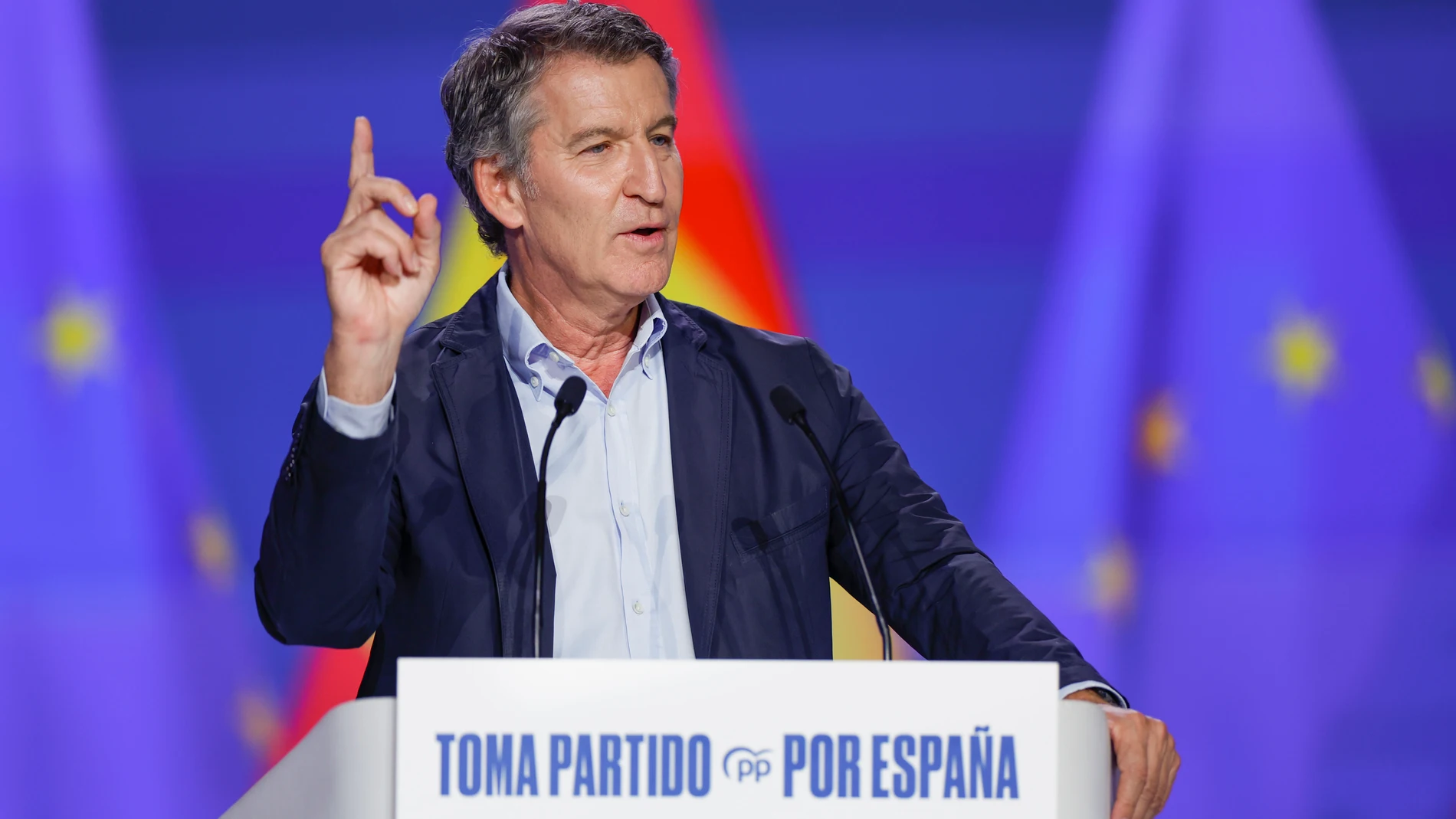 MADRID, 06/07/2025.- El líder del PP, Alberto Núñez Feijóo, interviene en la sesión de clausura del XXI Congreso Nacional de la formación este domingo en Madrid. Alberto Núñez Feijóo ha resultado reelegido presidente del partido por un 99,24 % de los votos y ha salido reforzado de cara a ganar al presidente del Gobierno, Pedro Sánchez, en unas elecciones. EFE/ Javier Lizón