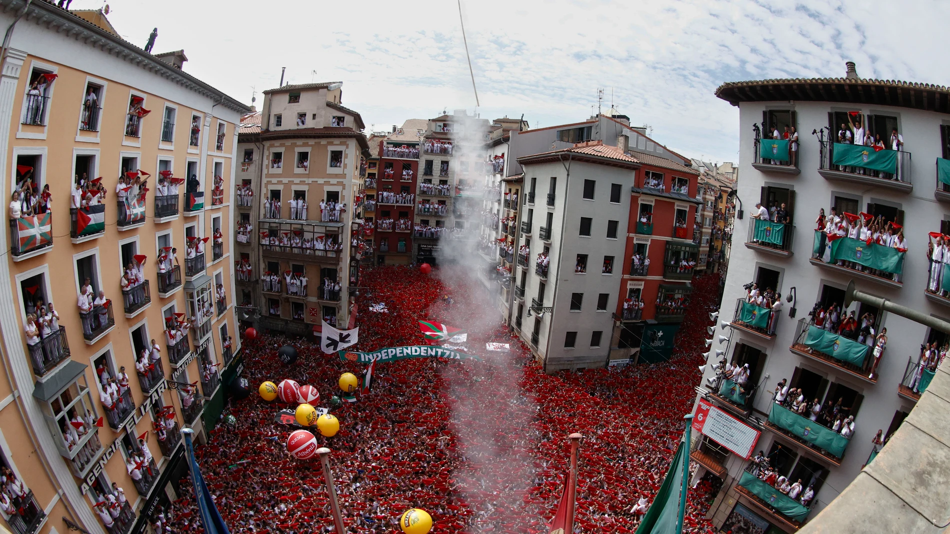 Así hemos vivido el chupinazo de San Fermín 2025 en directo: arrancan ...