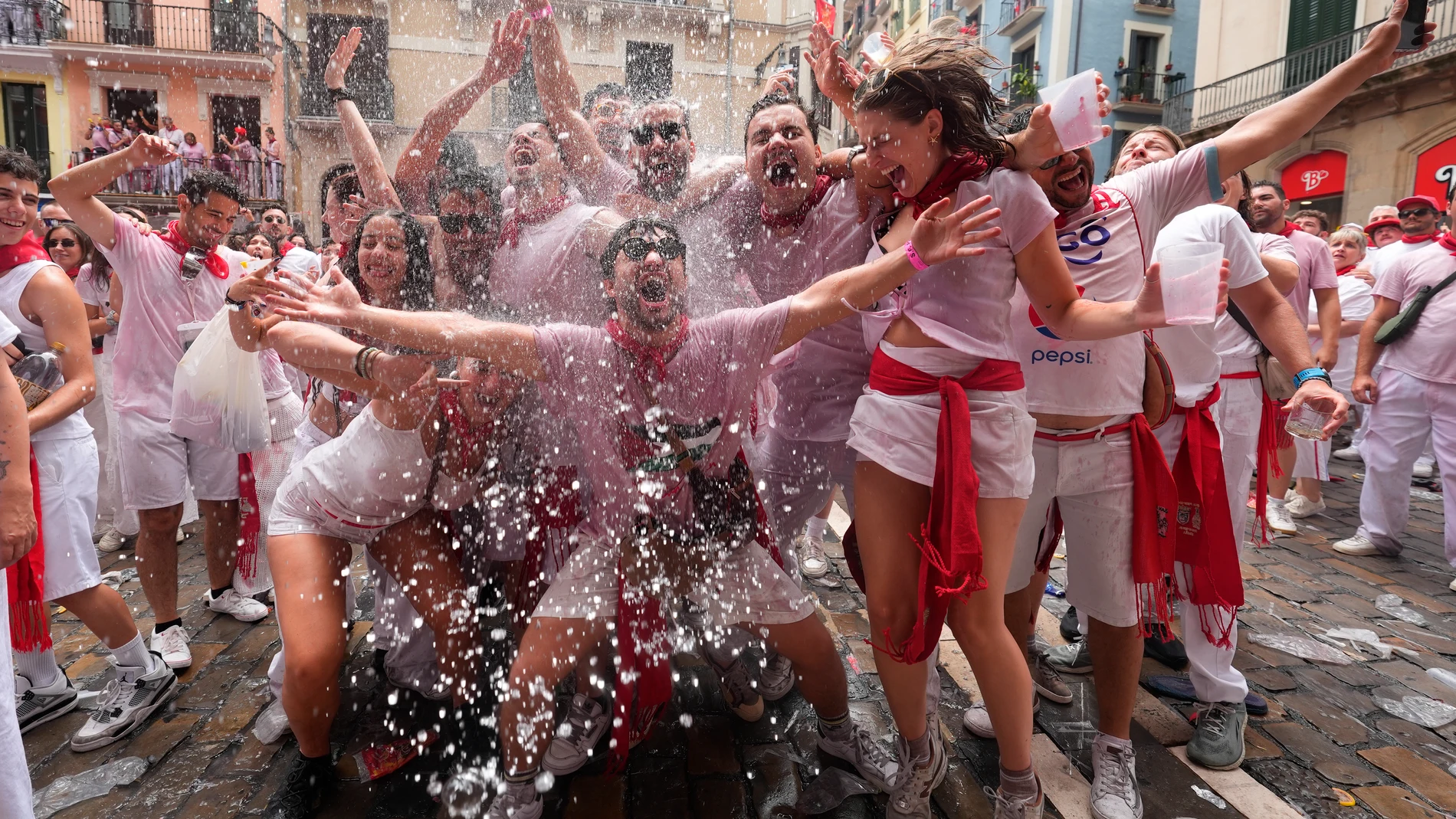 PAMPLONA, 06/07/2025.- Celebración del Chupinazo que da comienzo a los Sanfermines, este domingo en Pamplona. EFE/Ainhoa Tejerina