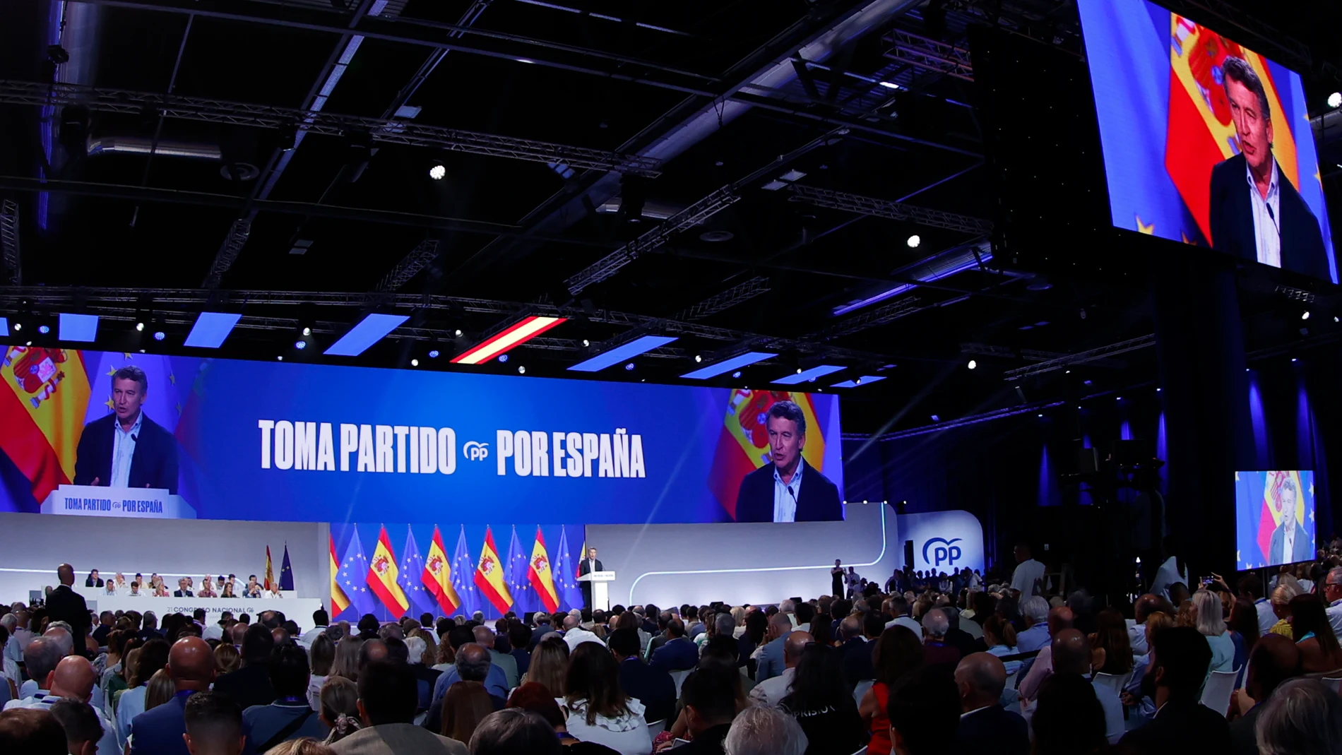 MADRID, 06/07/2025.- El líder del PP, Alberto Núñez Feijóo, interviene en la sesión de clausura del XXI Congreso Nacional de la formación este domingo en Madrid. Alberto Núñez Feijóo ha resultado reelegido presidente del partido por un 99,24 % de los votos y ha salido reforzado de cara a ganar al presidente del Gobierno, Pedro Sánchez, en unas elecciones. EFE/ Javier Lizón