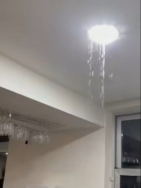 Agua cayendo por un foco de luz durante la tromba de agua del pasado viernes