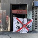 AMP3.- Vandalizan la sede del PSPV-PSOE en Valencia con pintura y una sábana con el logo del partido tachado