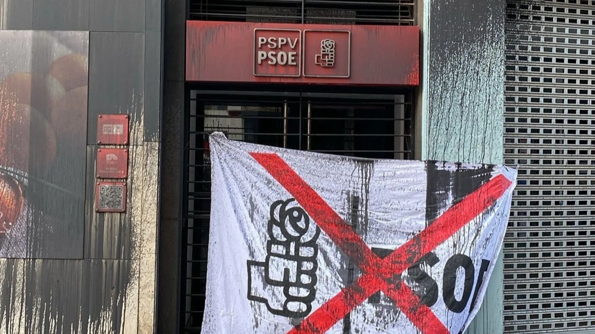 AMP3.- Vandalizan la sede del PSPV-PSOE en Valencia con pintura y una sábana con el logo del partido tachado