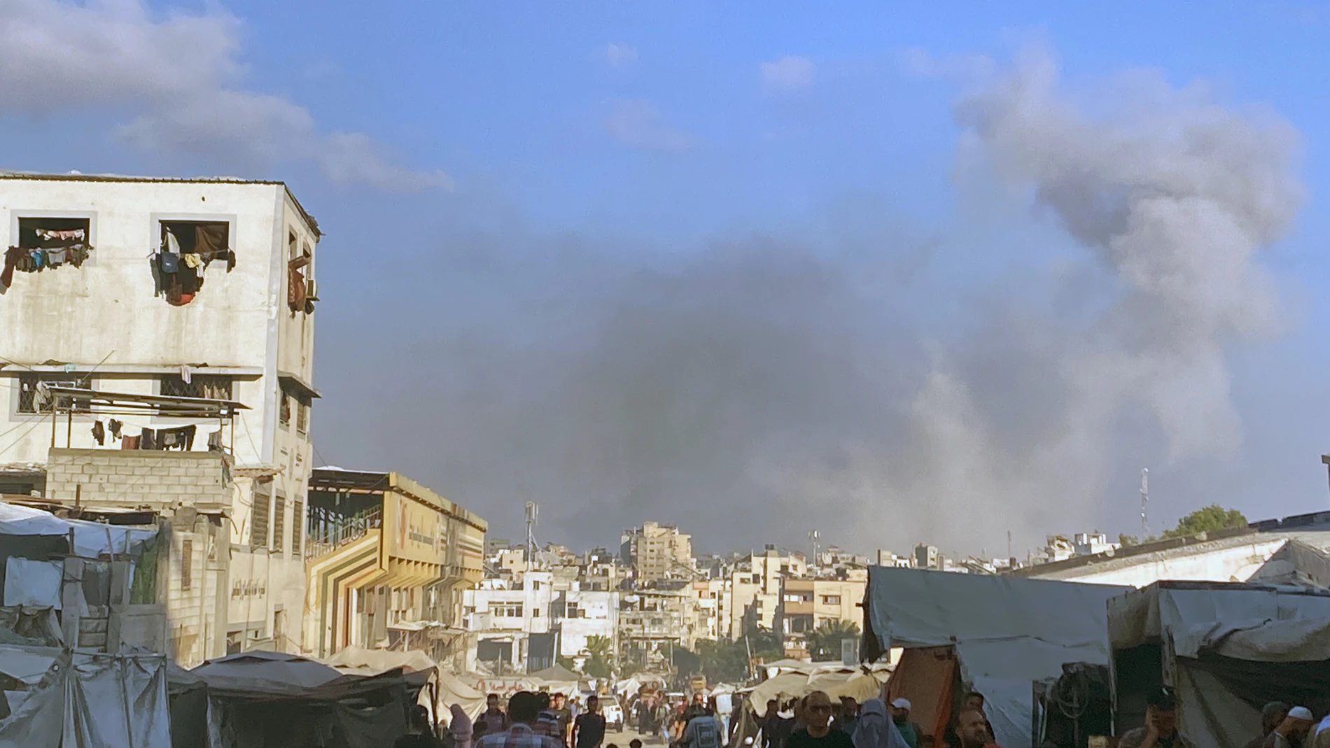 July 2, 2025, Gaza City, Gaza Strip, Palestinian Territory: Smoke billows following an Israeli strike on a house east of Gaza City, on July 02, 2025, amid the war between Israel and the Palestinian Hamas militant movement Europa Press/Contacto/Omar Ashtawy 02/07/2025 ONLY FOR USE IN SPAIN
