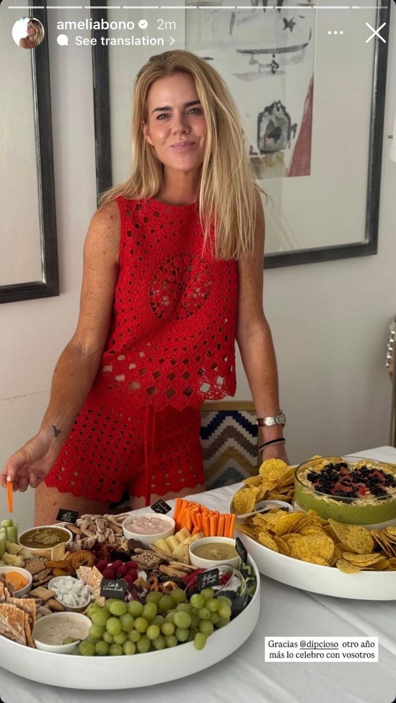 Amelia Bono con total look de crochet.