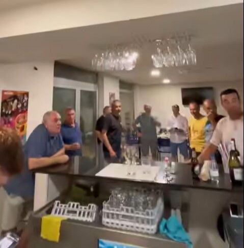 Familiares y amigos de los chicos ayudan en el bar de la piscina tras la tromba de agua
