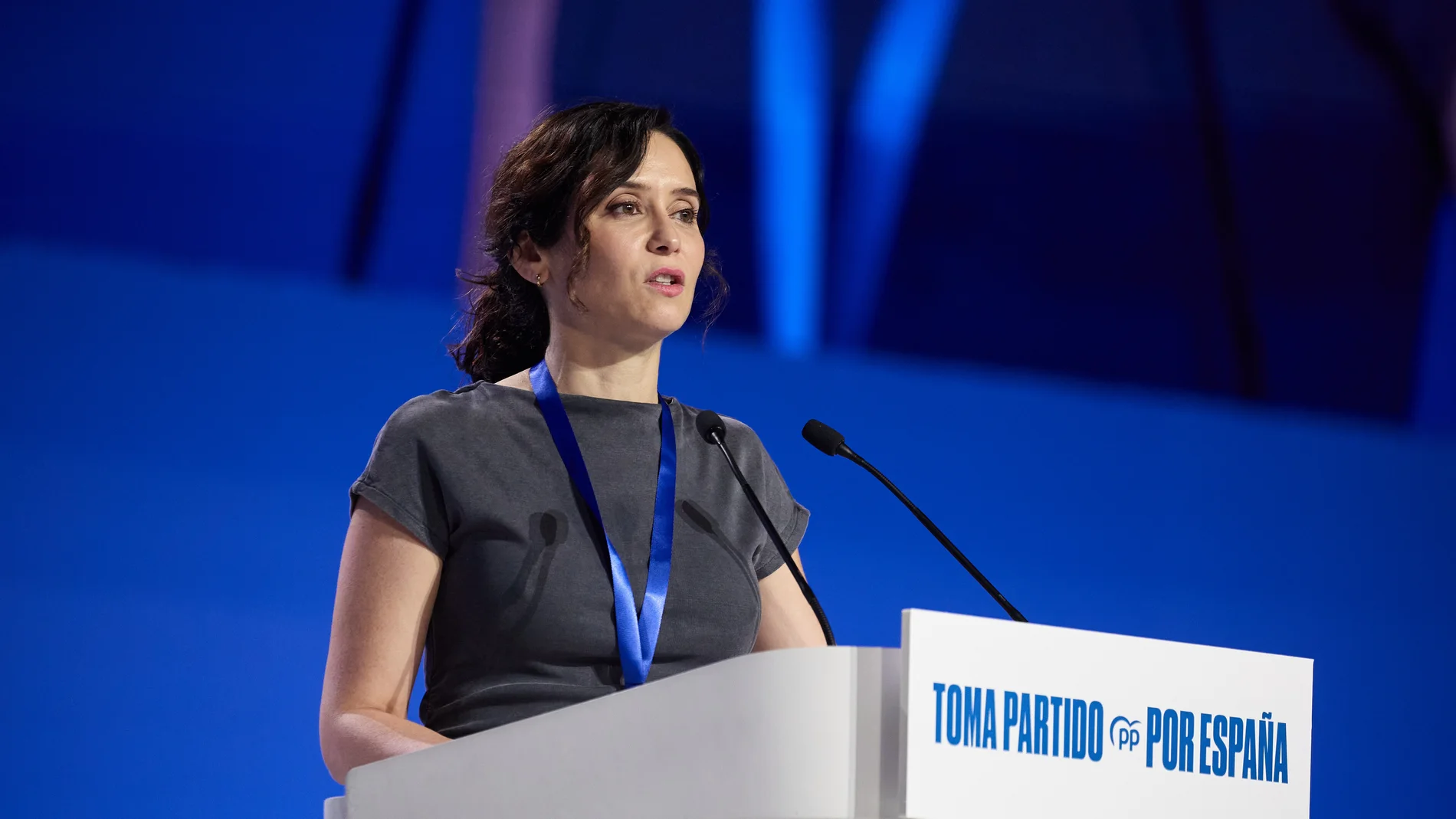 La presidenta de la Comunidad de Madrid, Isabel Díaz Ayuso, interviene durante la segunda jornada del XXI Congreso Nacional del Partido Popular, a 6 de julio de 2025, en Madrid (España). Con el lema ‘Toma partido por España’, el XXI Congreso del PP, celebrado en Madrid del 4 al 6 de julio de 2025, busca reforzar el liderazgo de Alberto Núñez Feijóo, único candidato a la Presidencia del PP, renovar la dirección y la estrategia del partido, aprobar nuevas bases ideológicas y proyectar unidad co...