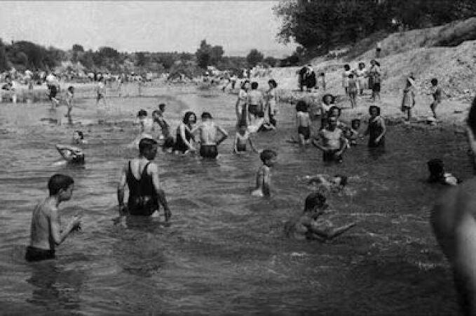 Bañistas en el Manzanares durante la primera mitad del siglo XX
