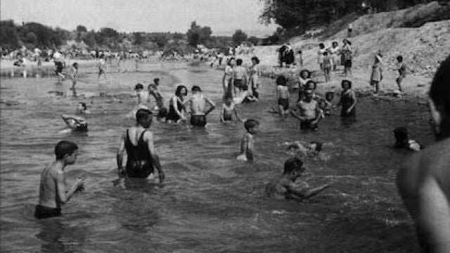 Bañistas en el Manzanares durante la primera mitad del siglo XX