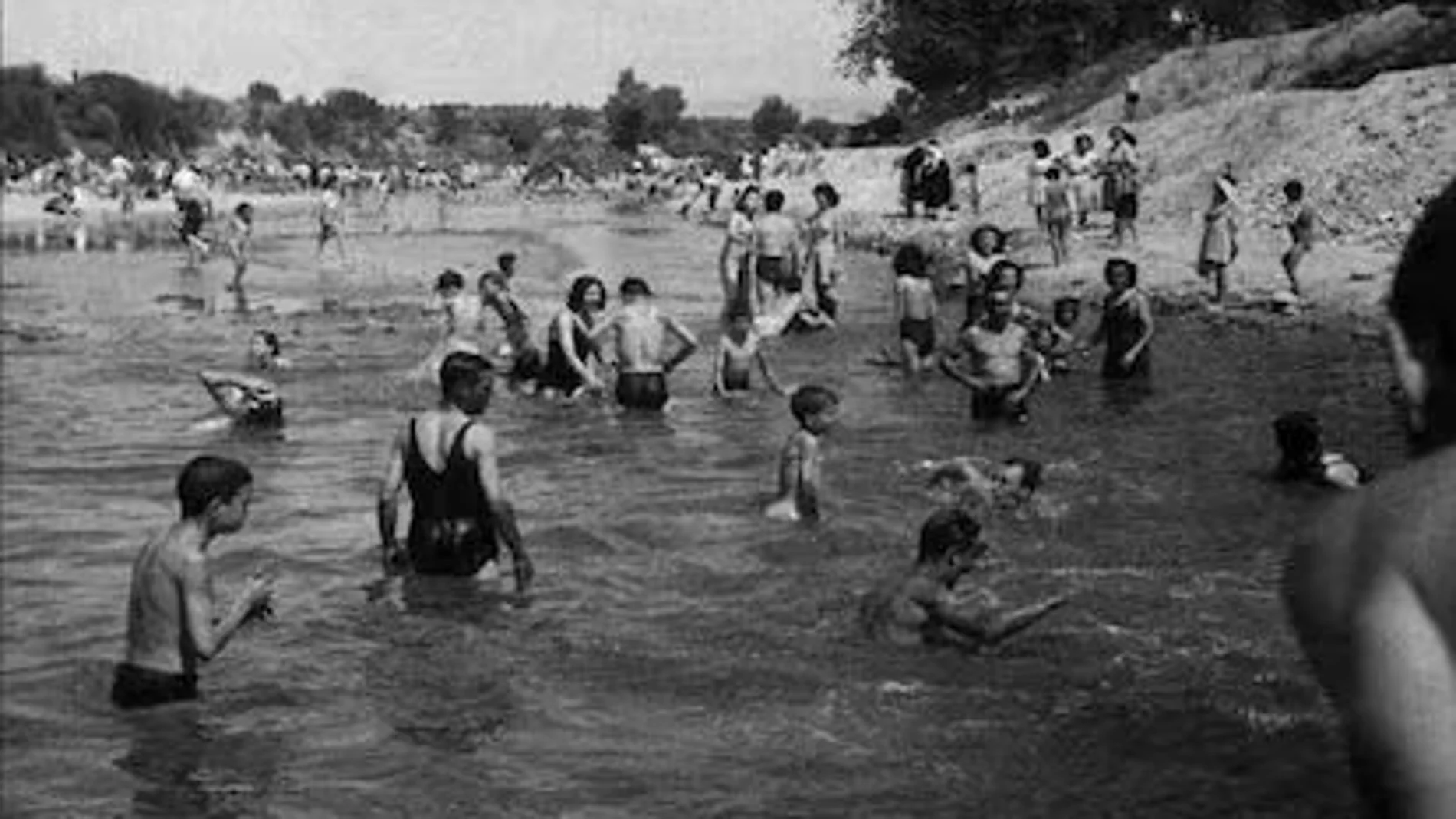 Bañistas en el Manzanares durante la primera mitad del siglo XX