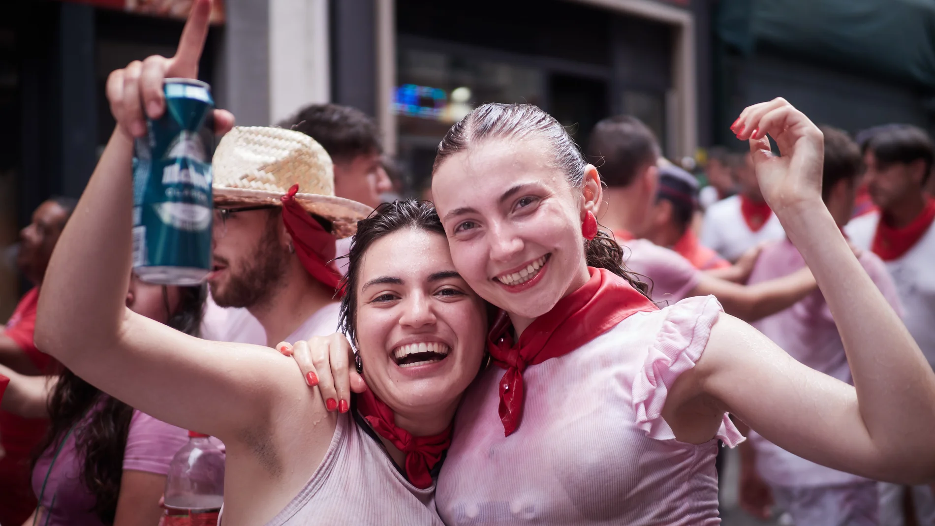 Varias personas durante el Chupinazo de San Fermín 2025, en la Plaza del Ayuntamiento, a 6 de julio de 2025, en Pamplona, Navarra (España). Tras el chupinazo, este año a cargo de la plataforma Yala Nafarroa por Palestina, comienzan en Pamplona las Fiestas de San Fermín 2025 al grito de ‘Iruindarrak! Pamplonesas, pamploneses, ¡Viva San Fermín! Gora San Fermín!’. Las celebraciones tendrán lugar hasta el próximo 14 de julio. 06 JULIO 2025;CHUPINAZO;TXUPINAZO;FIESTAS;SAN FERMÍN;SANFERMINES;CELEB...