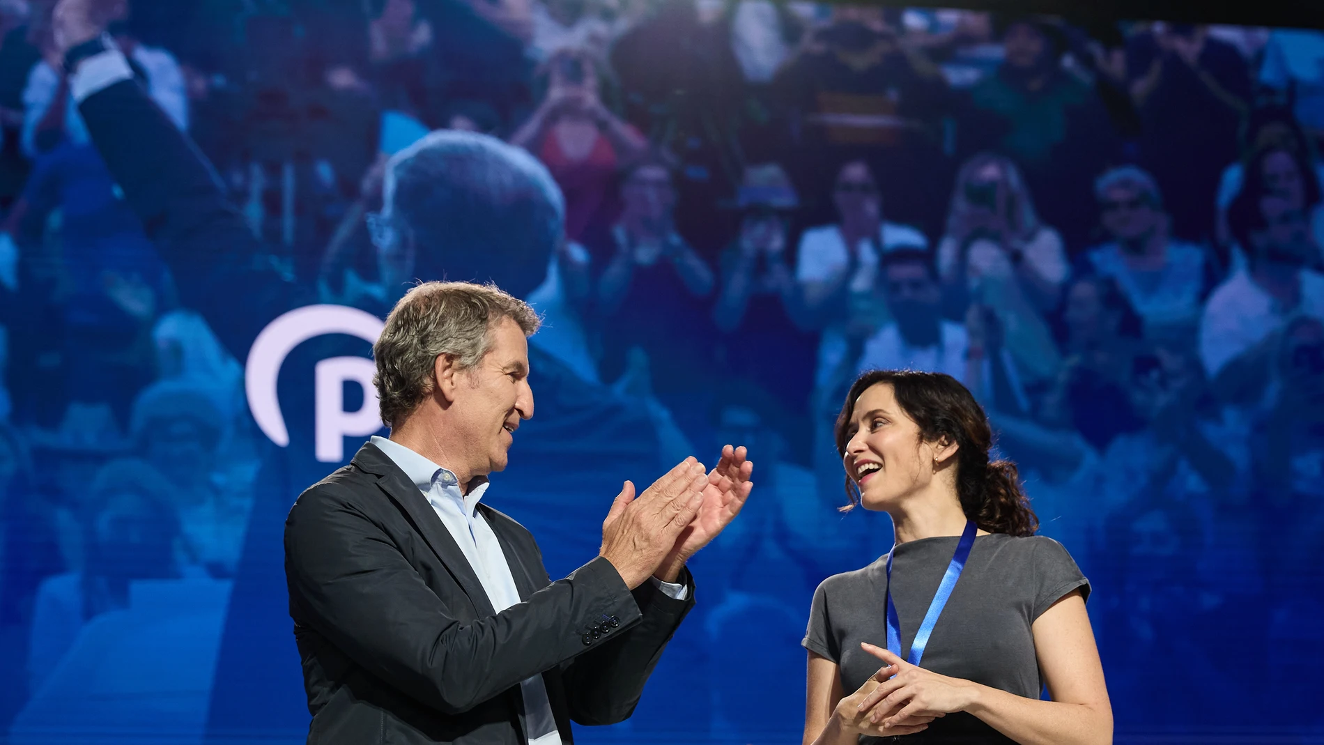 El presidente del PP, Alberto Núñez Feijóo, y la presidenta de la Comunidad de Madrid, Isabel Díaz Ayuso, durante la segunda jornada del XXI Congreso Nacional del Partido Popular, a 6 de julio de 2025, en Madrid (España). Con el lema ‘Toma partido por España’, el XXI Congreso del PP, celebrado en Madrid del 4 al 6 de julio de 2025, busca reforzar el liderazgo de Alberto Núñez Feijóo, único candidato a la Presidencia del PP, renovar la dirección y la estrategia del partido, aprobar nuevas base...