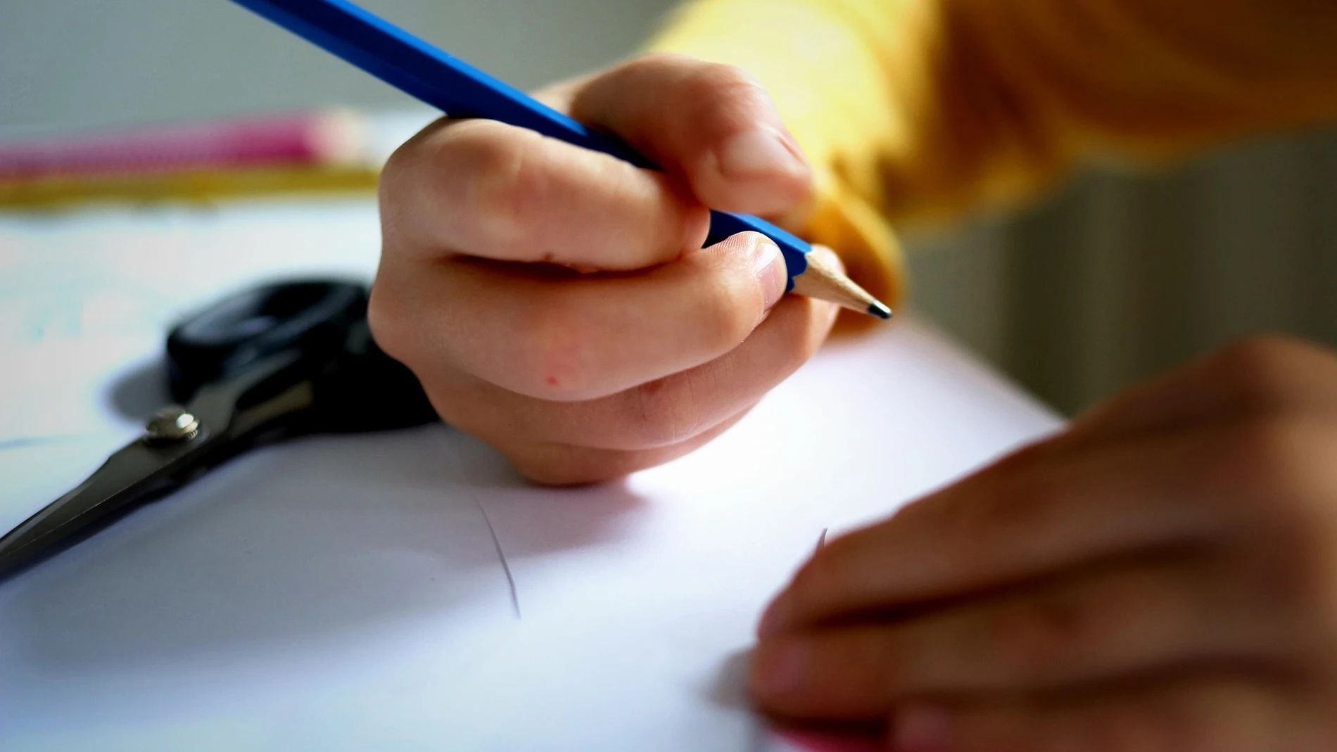 Escritura con papel y lapicero