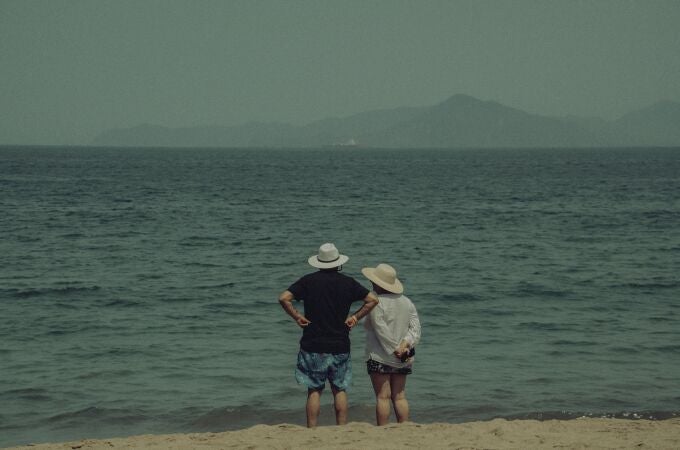 Pareja en la orilla