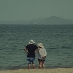 Pareja en la orilla