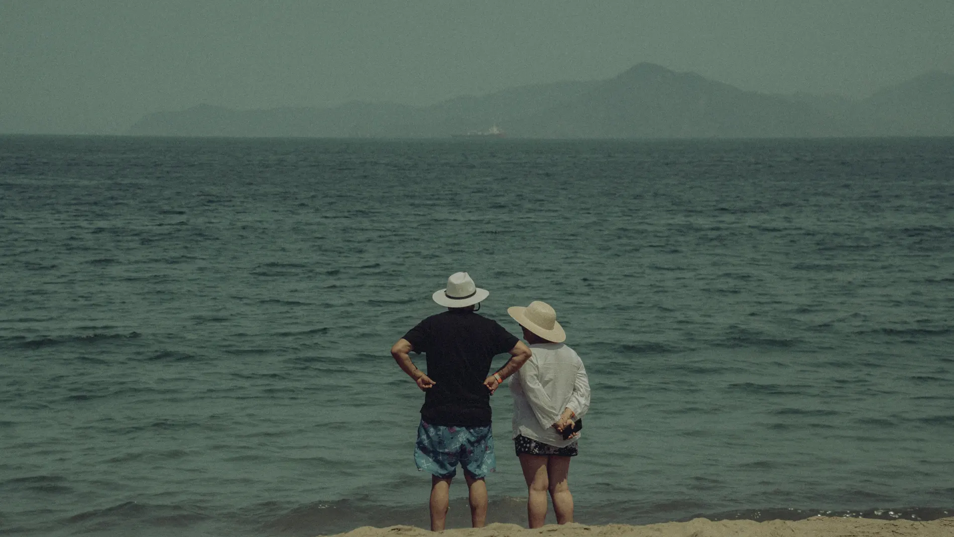 Pareja en la orilla